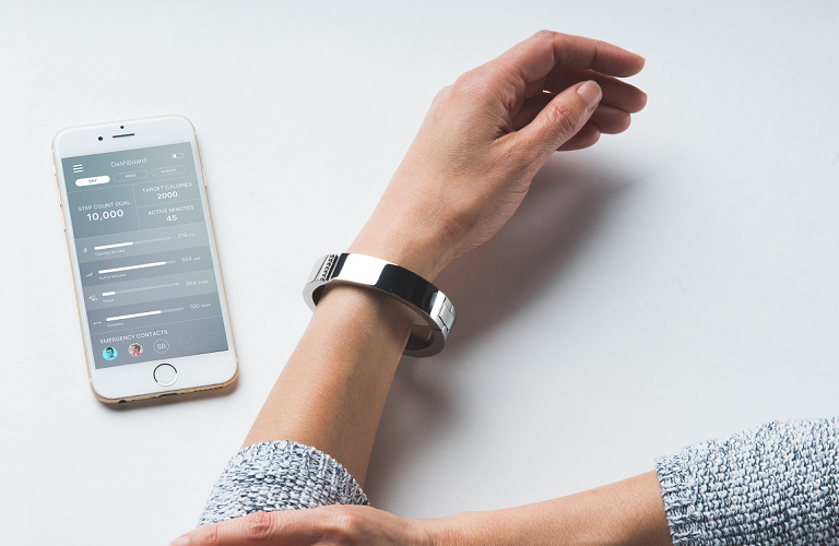 A Wisewear socialite beside a smartphone
displaying the Wisewear app.
